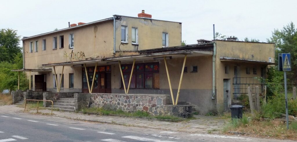 Dworzec kolejowy w Człopie, widok od strony ulicy, stan z 2018 roku; zaniedbane ściany i otoczenie.