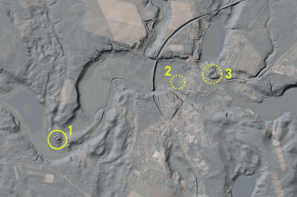 Na fragmencie zobrazowania LIDAR okolic Człopy zaznaczone okręgami trzy miejsca, w których znajdują się, bądź mogły znajdować się w średniowieczu grody lub zamek.