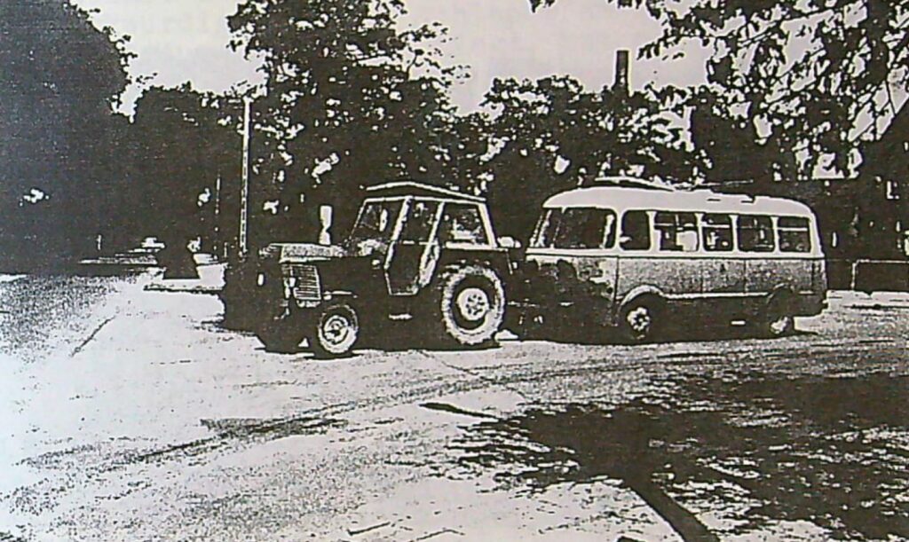 Ciągnik Ursus C-385 z przyczepą autobusową Jelcz PO-1 na skrzyżowaniu ulic Wincentego Witosa i Kolejowej w Człopie, 1984 rok; fotografia najpewniej wykonana przez Heinza i Elisabeth Witt, byłych mieszkańców Człopy. Źródło: Hans-Georg Kroening, Die Stadt Schloppe, ihre nahere Umgebung und deren Bewohner, strona 169.