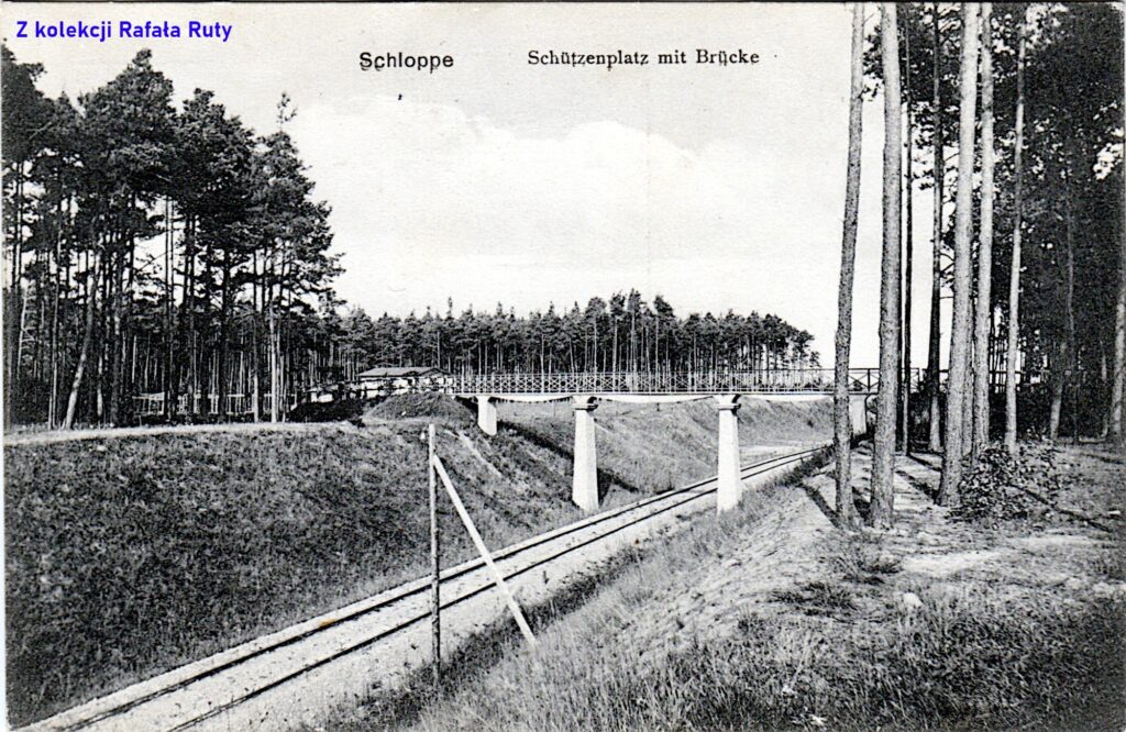 15. Kładka dla pieszych nad torem kolejowym do Wałcza, łącząca strzelnicę myśliwską z nową częścią Człopy – widok w kierunku północnym; pocztówka z obiegu, rok 1909, wydawca Charles Lehmann, Berlin. Ze zbiorów Rafała Ruty