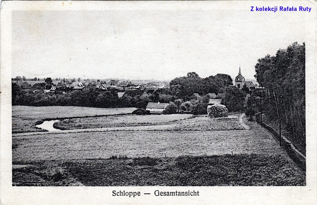 17. Panorama Człopy oglądana od zachodu z korony nasypu kolejowego przecinającego dolinę Cieszynki; pocztówka z obiegu, rok 1926, wydawca Ludwig Schulz, Schloppe/Człopa. Ze zbiorów Rafała Ruty