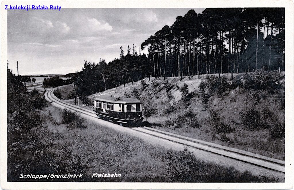 16. Wagon motorowy jadący po linii kolejowej Człopa-Wałcz opodal mostu nad Cieszynką; pocztówka bez obiegu, około 1935 roku lub później, wydawca Willi Goeritz, Schloppe/Człopa. Ze zbiorów Rafała Ruty
