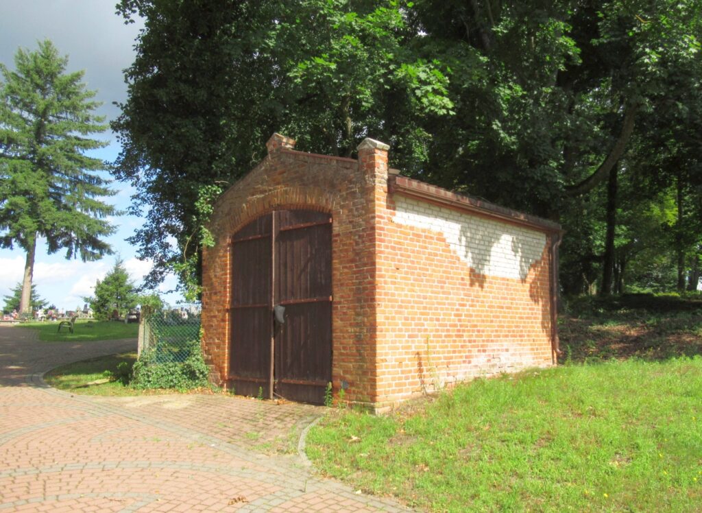 Dawny żydowski budynek cmentarny; cmentarz w Człopie (stan z 5 lipca 2024 roku).