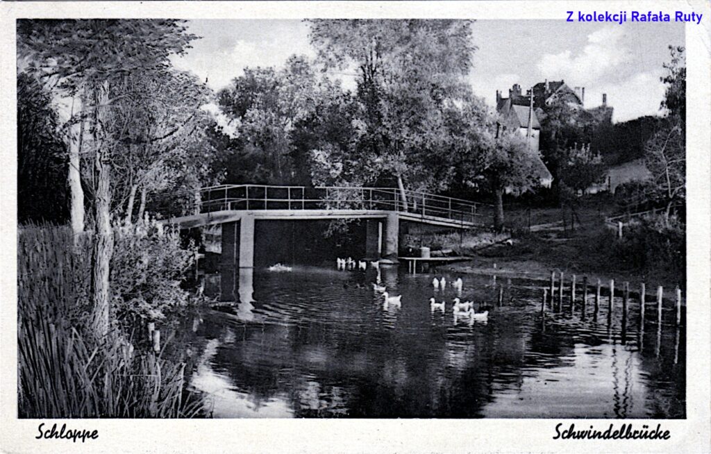 22. Mostek nad Cieszynką na zachód od mostu drogowego w Człopie; pocztówka z obiegu, rok 1942, wydawca Ludwig Schulz, Schloppe/Człopa. Ze zbiorów Rafała Ruty