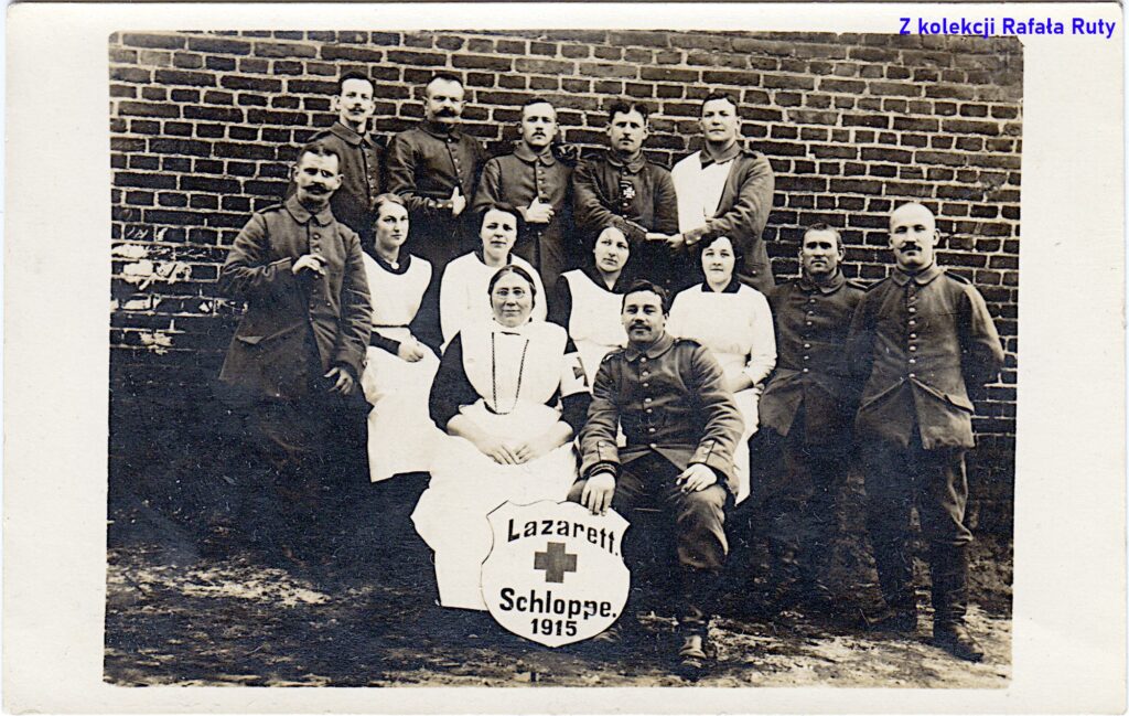 40. Zdjęcie personelu i pacjentów lazaretu w Człopie; pocztówka bez obiegu, rok 1915 lub później, wydawca nieznany. Ze zbiorów Rafała Ruty