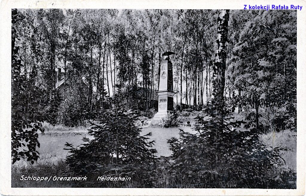36. Pomnik poległych (Kriegerdenkmal) w Człopie; pocztówka z obiegu, rok 1944, wydawca Willi Goeritz, Schloppe/Człopa. Ze zbiorów Rafała Ruty