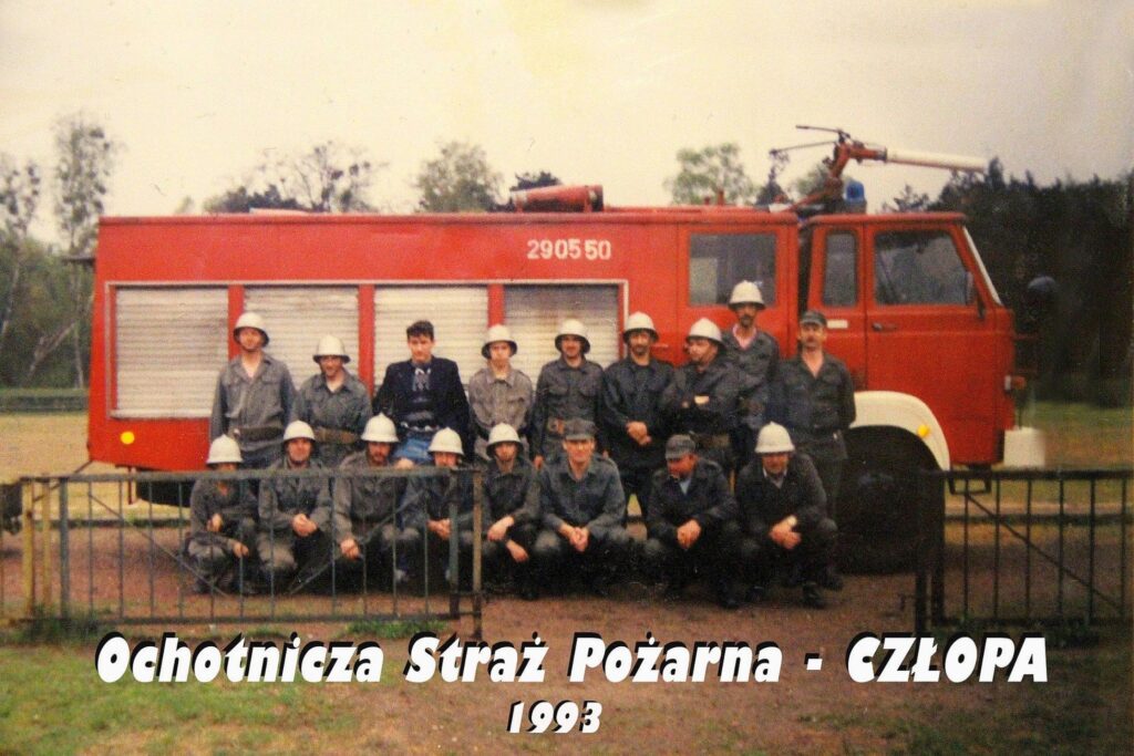 Fotografia zbiorowa członków jednostki OSP Człopa na tle wozu Star 244 (Jelcz 005), numer operacyjny 2090550; stadion miejski w Człopie, w pobliżu obecnej remizy przy ulicy Ignacego Paderewskiego. Źródło fotografii: profil FB OSP Człopa, dostęp 3 maja 2026 roku – kliknij, aby przejść