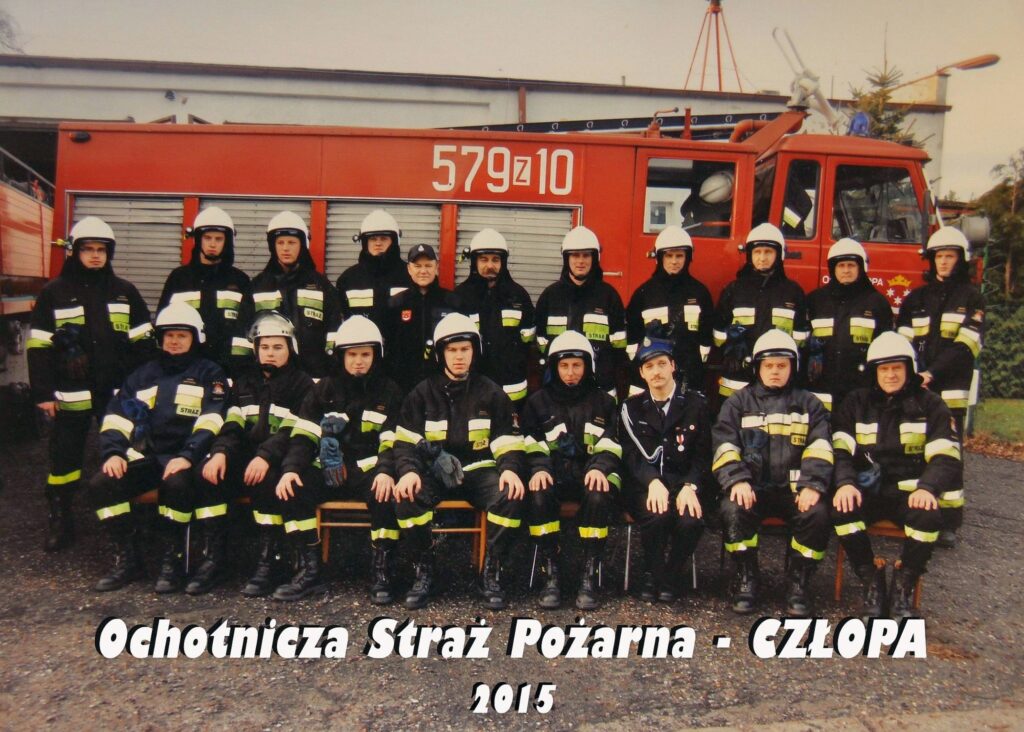 Fotografia zbiorowa członków jednostki OSP Człopa na tle wozu Star 244 (Jelcz 005), numer operacyjny 579Z10; remiza przy ulicy Ignacego Paderewskiego 9. Rok 2015. Źródło fotografii: profil FB OSP Człopa, dostęp 3 maja 2026 roku – kliknij, aby przejść