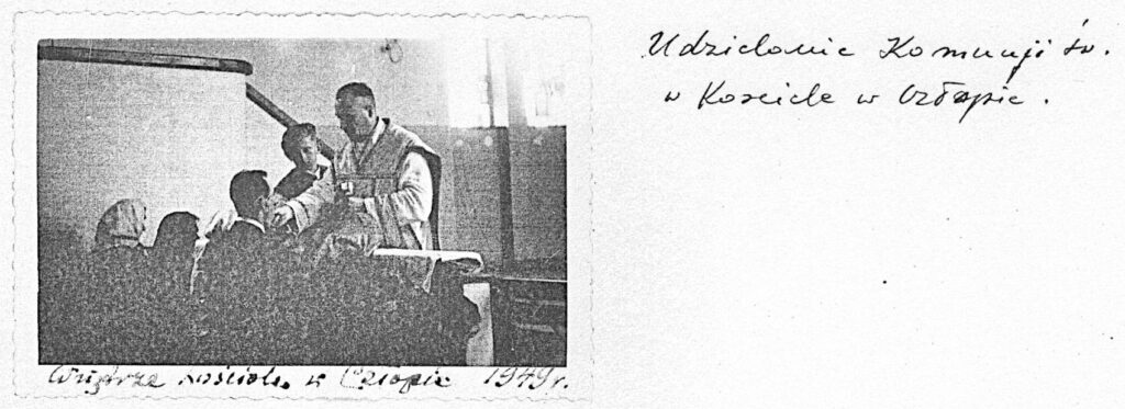 Fotografia podpisana następująco:
Wnętrze Kościoła w Człopie 1949 r. Udzielanie Komunii świętej w Kościele w Człopie.
Źródło: kserokopia pierwszego tomu kroniki parafii w Człopie.
